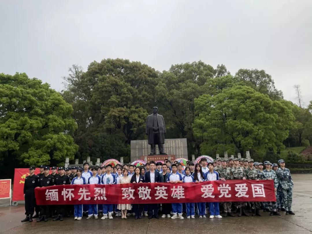 学习党史，致敬英雄---B体育网站登录开展清明节祭扫主题团日活动