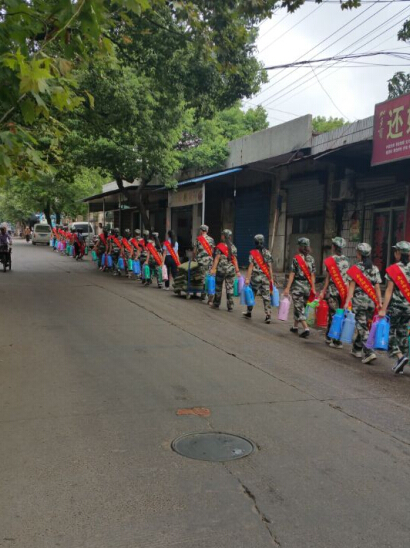 B体育网站登录青年志愿者协会为向塘铁路老年颐养院老人送温暖