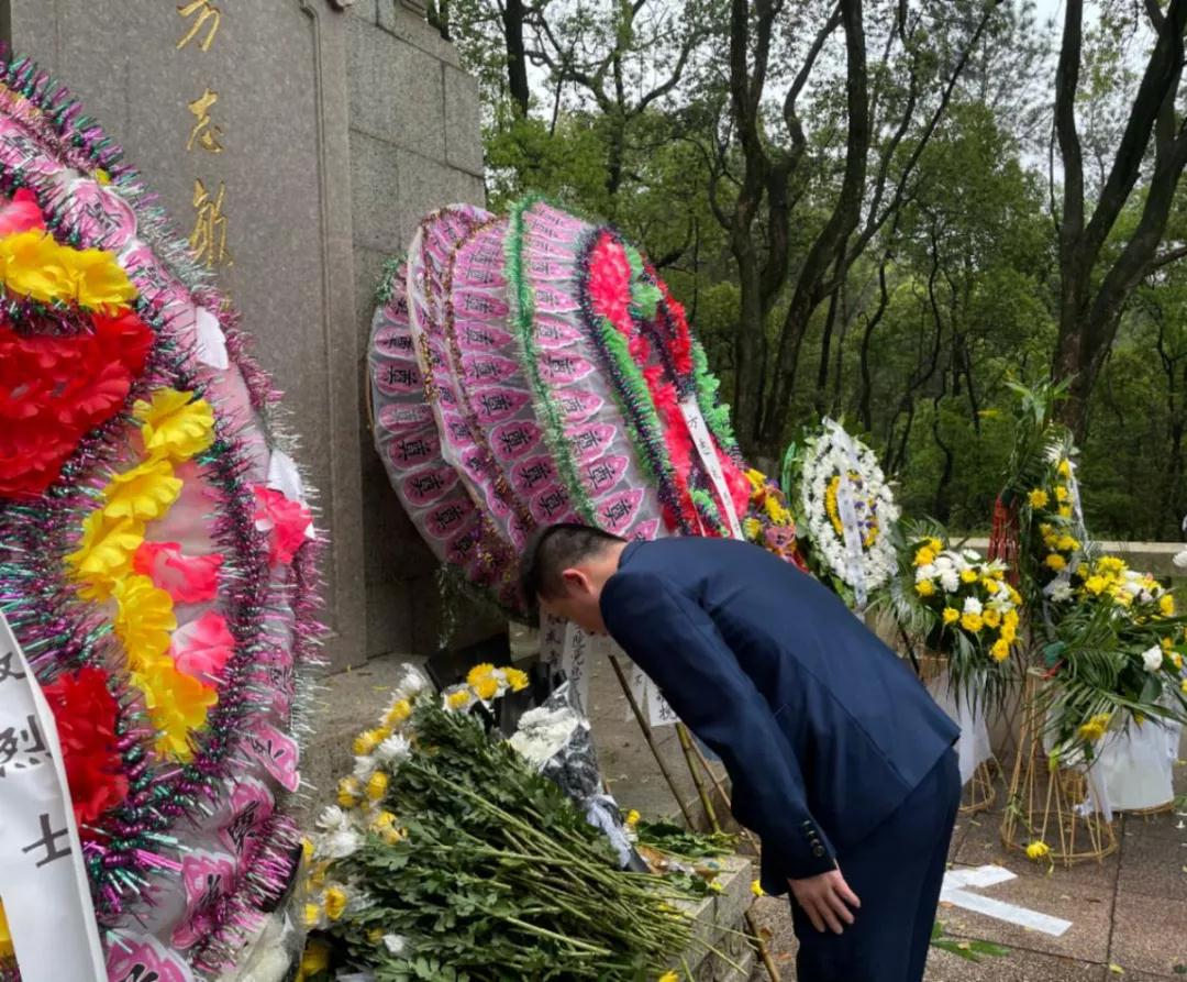 学习党史，致敬英雄---B体育网站登录开展清明节祭扫主题团日活动