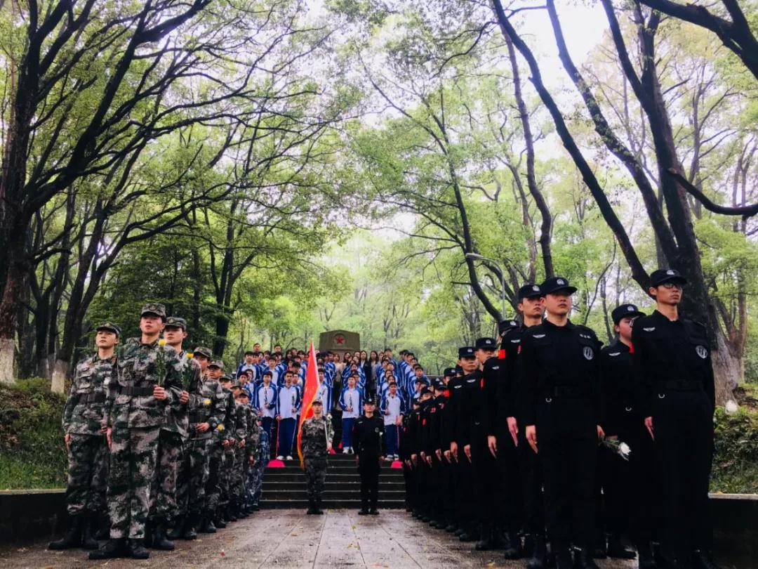 学习党史，致敬英雄---B体育网站登录开展清明节祭扫主题团日活动