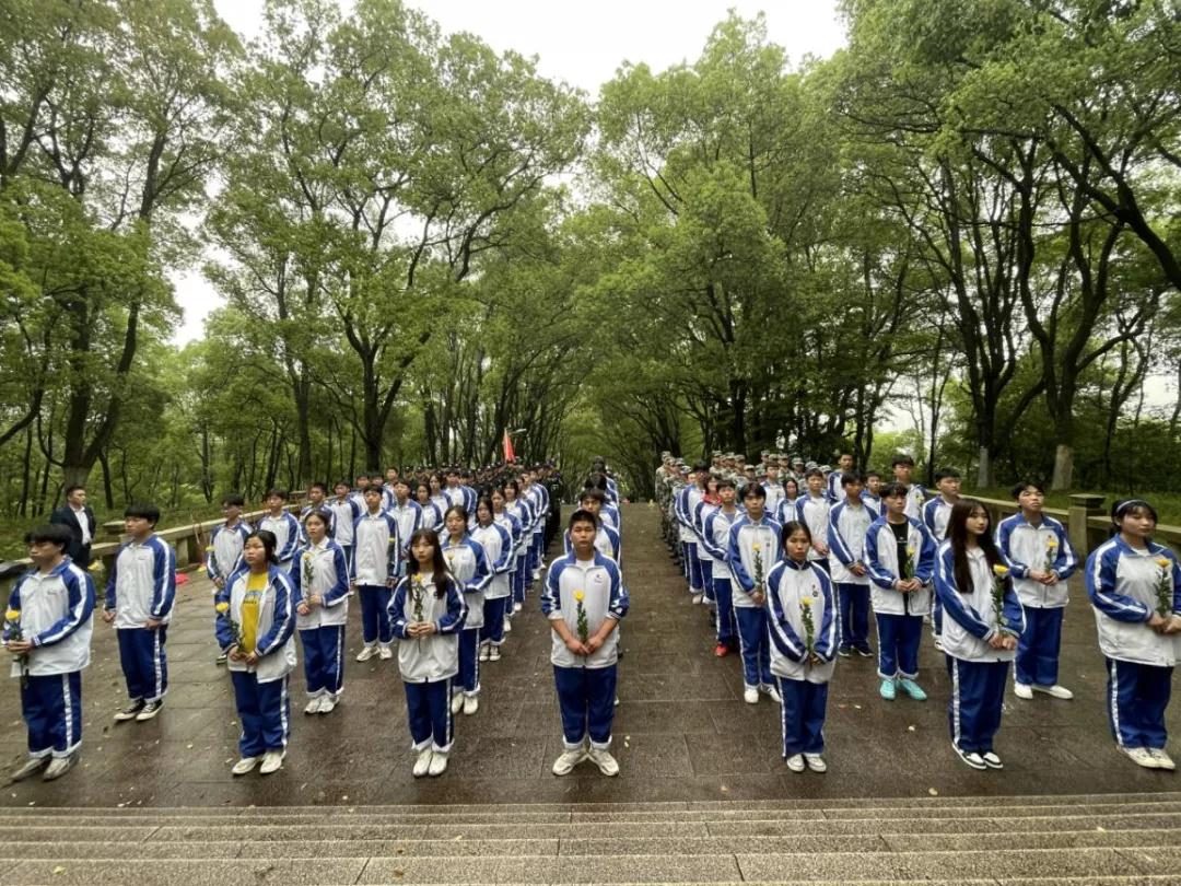 学习党史，致敬英雄---B体育网站登录开展清明节祭扫主题团日活动