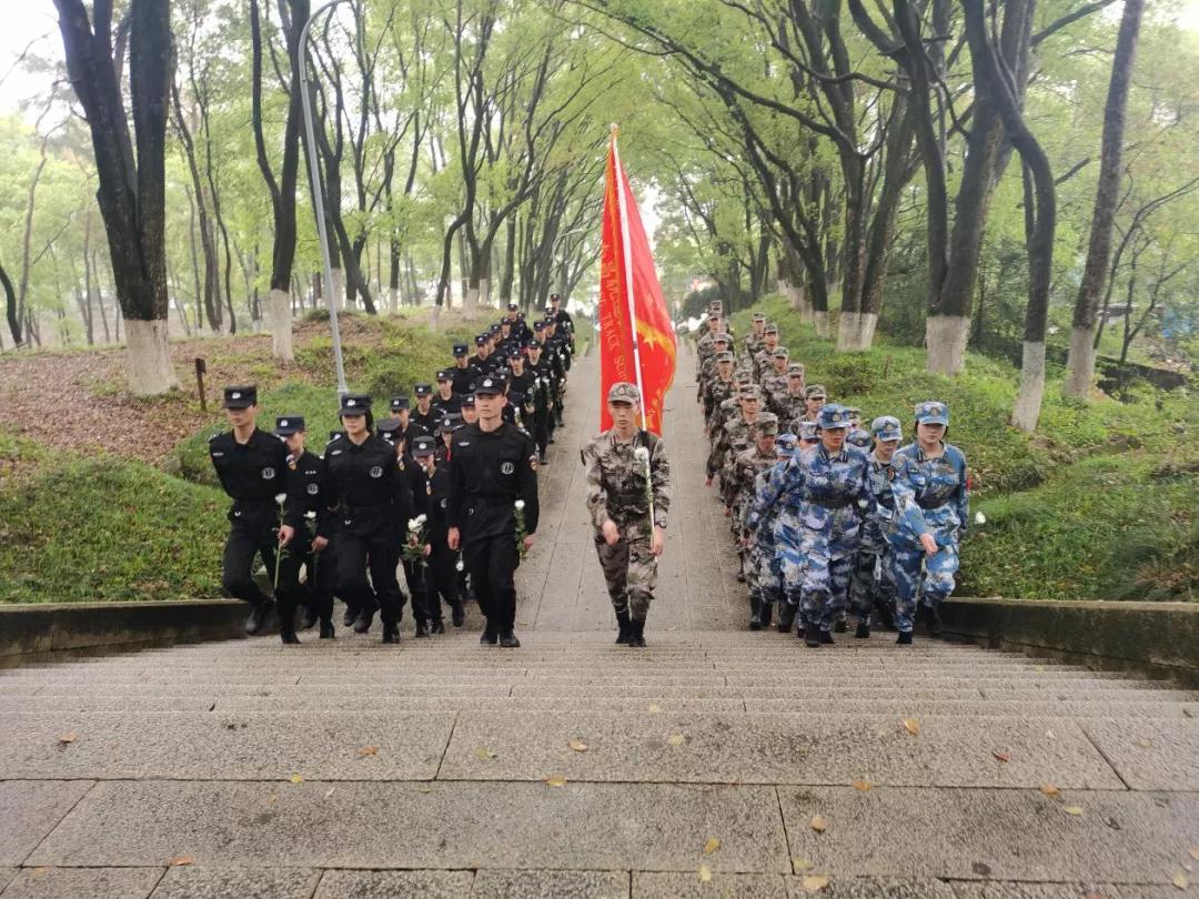 学习党史，致敬英雄---B体育网站登录开展清明节祭扫主题团日活动