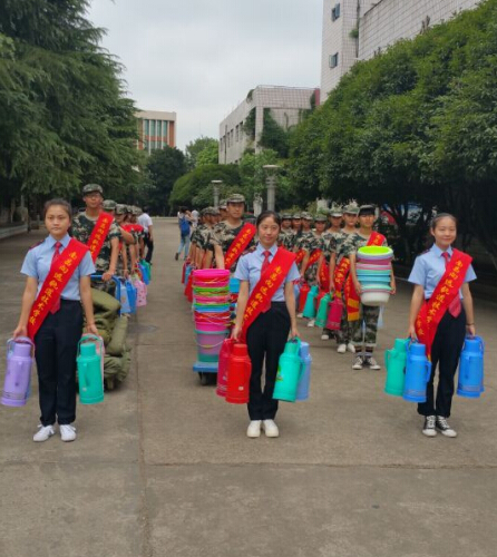 B体育网站登录青年志愿者协会为向塘铁路老年颐养院老人送温暖