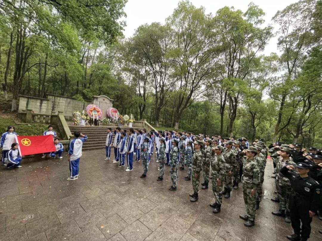 学习党史，致敬英雄---B体育网站登录开展清明节祭扫主题团日活动