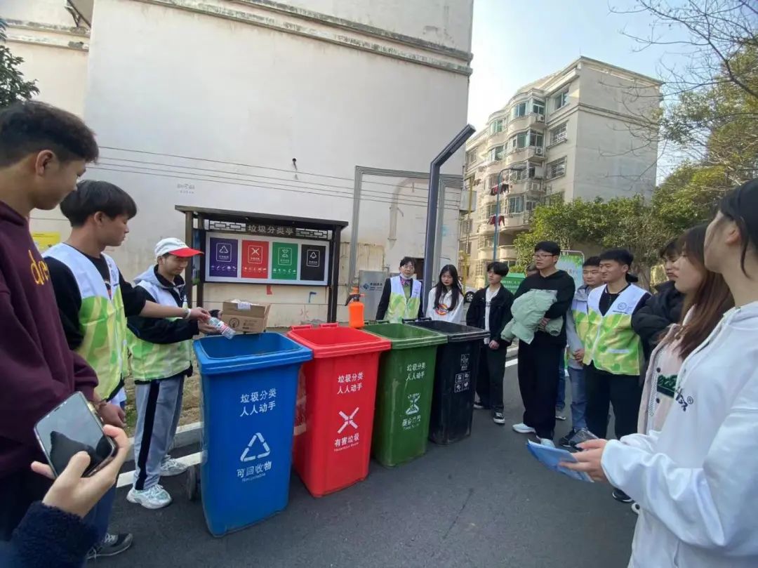 B体育网站登录（向塘校区）开展学雷锋志愿活动